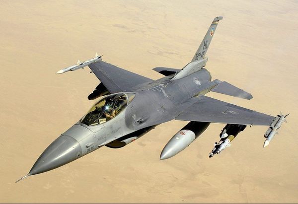 ▲▼美軍一架F-16戰機30日在霍洛曼空軍基地附近墜毀。（圖／翻攝自X）