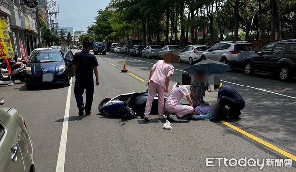 ▲▼1名騎士被車門擊落倒地，員警、護理師、運將立即加入搶救，成了烏日最美街景。（圖／警方提供，下同）