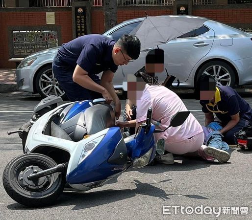 ▲▼1名騎士被車門擊落倒地，員警、護理師、運將立即加入搶救，成了烏日最美街景。（圖／警方提供，下同）