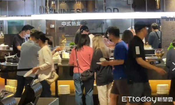 55人吃完上吐下瀉！漢來海港巨蛋店復業　忠實客排爆：更安全了