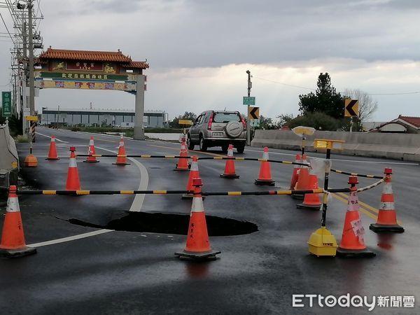 ▲▼台南安南區城西街二段馬路出現天坑。（圖／記者林東良翻攝）