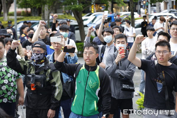 ▲▼網紅通勤者之歌發起【五月零壹 交通起義】號召大型重機和機車族等包圍交通部抗議。（圖／記者湯興漢攝）