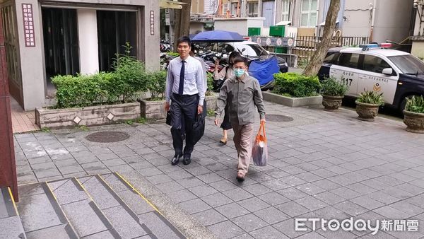 ▲▼士林地院前庭長蔡明宏（灰上衣戴藍口罩）否認猥褻女書記官與女法官，5月1日到台北地院開庭前受訪，聲稱「誣賴陷害別人的人，上天是會懲罰他的」。（圖／記者黃哲民攝）