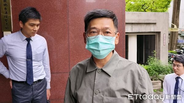 ▲▼士林地院前庭長蔡明宏（灰上衣戴藍口罩）否認猥褻女書記官與女法官，5月1日到台北地院開庭前受訪，聲稱「誣賴陷害別人的人，上天是會懲罰他的」。（圖／記者黃哲民攝）