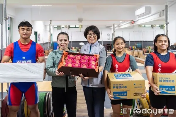 ▲台灣之光郭婞淳回鄉備戰縣長饒慶鈴親自勉勵加油。（圖／記者楊漢聲翻攝）