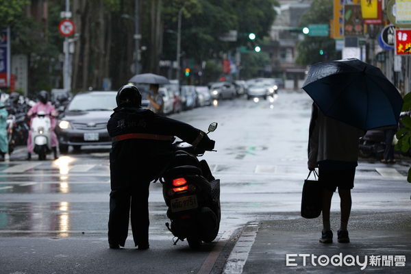 ▲▼影響廣東香港的強雷雨帶已經移入台灣南部，帶來閃電打雷強降雨。台北受到間接影響，部分地區也開始降雨。（圖／記者湯興漢攝）