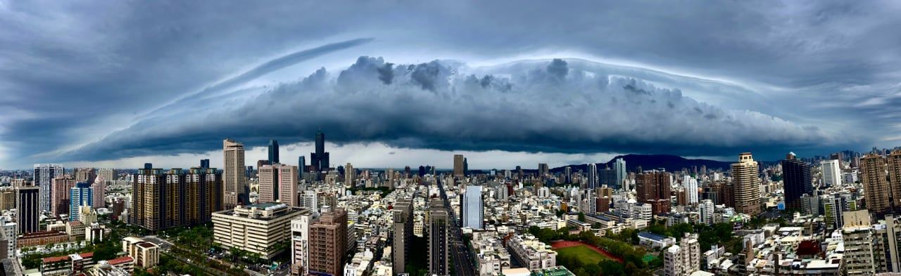 ▲▼高雄今下午出現驚艷灘雲。（圖／鄭明典臉書，網友Rj Chen拍攝）