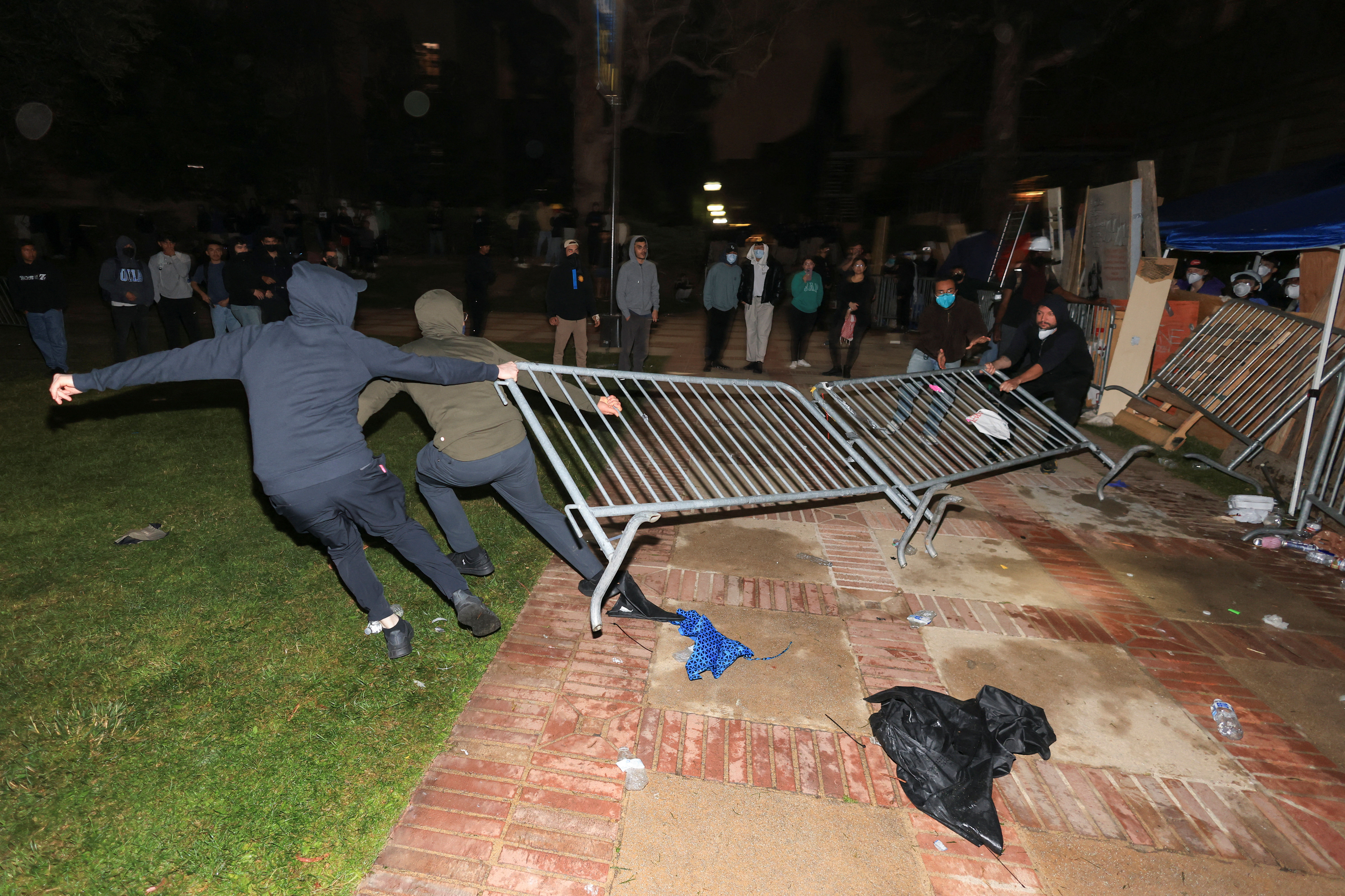 ▲▼ 加州大學洛杉磯分校（UCLA）示威引發暴力衝突，警方到場維持秩序。（圖／路透）