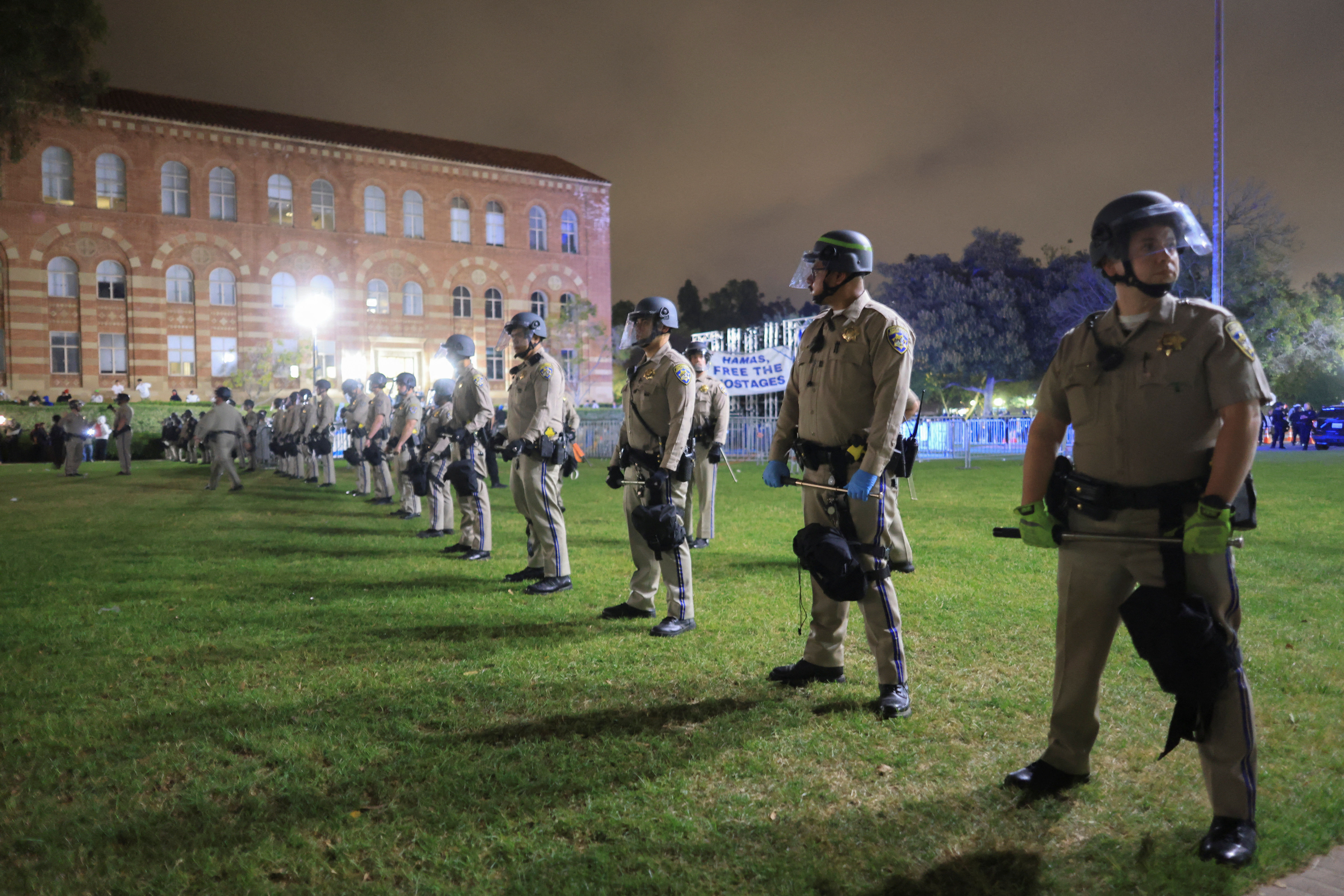 ▲▼ 加州大學洛杉磯分校（UCLA）示威引發暴力衝突，警方到場維持秩序。（圖／路透）