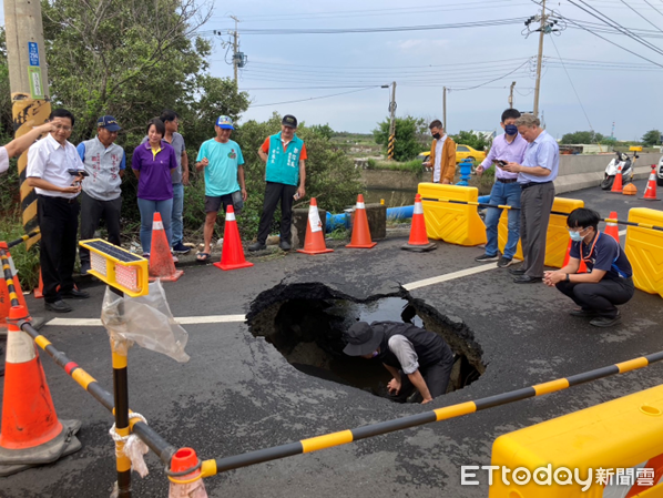 ▲台南市安南區城西街二段30日晚上道路出現坑洞，市長黃偉哲要求市府團隊立即動員搶修，預計一周完成搶修，請民眾通過時放慢速度注意行車安全。（圖／記者林東良翻攝，下同）