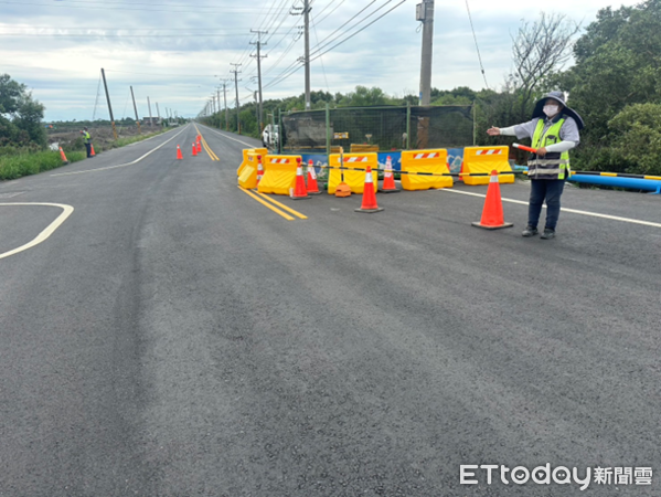 ▲台南市安南區城西街二段30日晚上道路出現坑洞，市長黃偉哲要求市府團隊立即動員搶修，預計一周完成搶修，請民眾通過時放慢速度注意行車安全。（圖／記者林東良翻攝，下同）