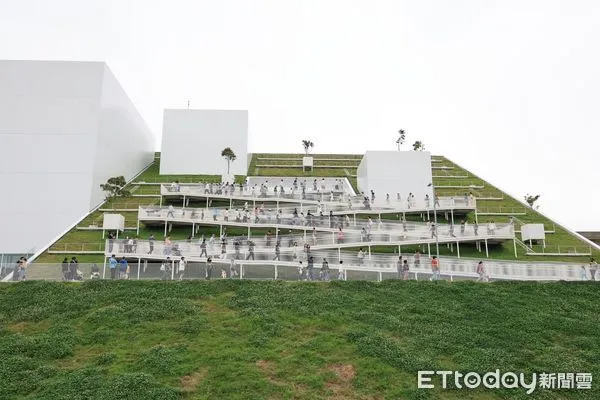 ▲普立茲克建築獎得主打造！「斜頂山丘」超吸睛 桃園兒童美術館開幕破6萬人參觀。（圖／記者陳弘修翻攝）