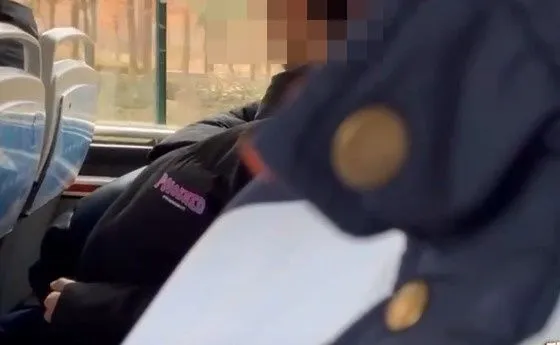 ▲▼陸小情侶公車上「外套遮頭偷來」　她塞滿嘴吐地板全都錄。（圖／翻攝推特）