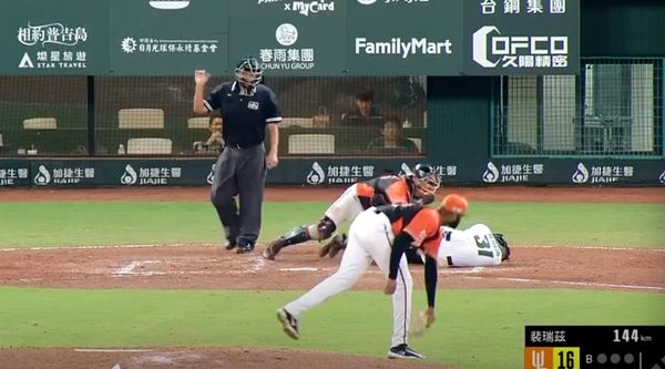 ▲台鋼雄鷹吳明鴻遭觸身球擊中頭部。（圖／截自CPBL TV）