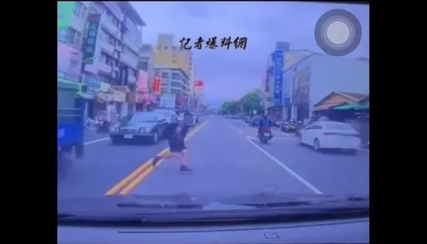 高雄男童違規穿越馬路。（圖／翻攝自YouTube／記者爆料網）