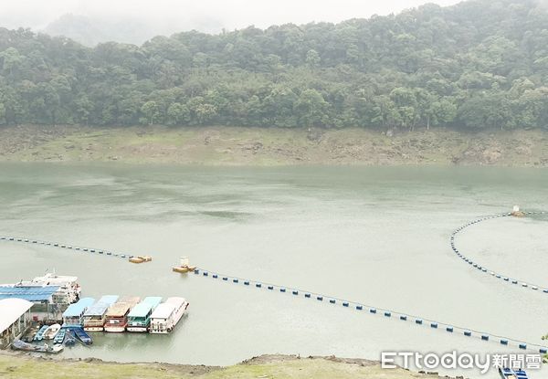 ▲首波梅雨鋒面挹注，石門水庫上游水位已緩慢回升。（圖／記者沈繼昌翻攝）