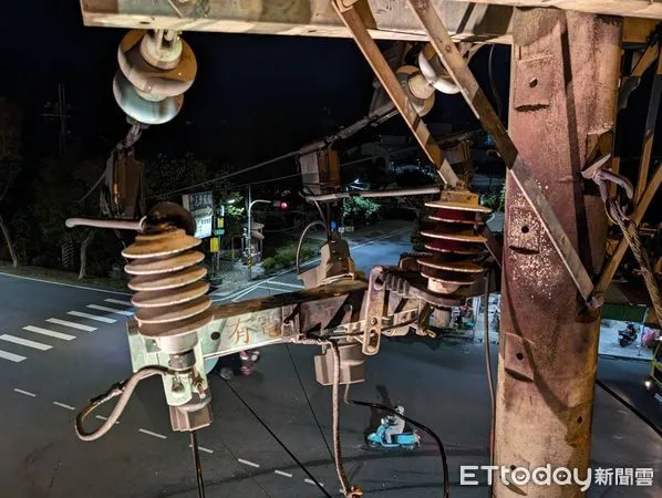 ▲國道3號麟洛交流道附近配電設備中的避雷器引線遭鳥擊引起火花、停電            。（圖／台電屏東區處提供）