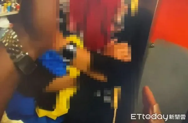 ▲▼民權東路爆出房產糾紛，雙方各帶人馬出示房產持分，警方到場告誡有問題均可以提告。（圖／記者邱中岳翻攝）