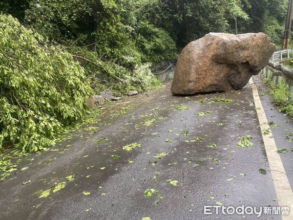 ▲仁愛鄉力行產業道路今天早上出現巨大落石，阻礙交通。（圖／記者高堂堯翻攝，下同）