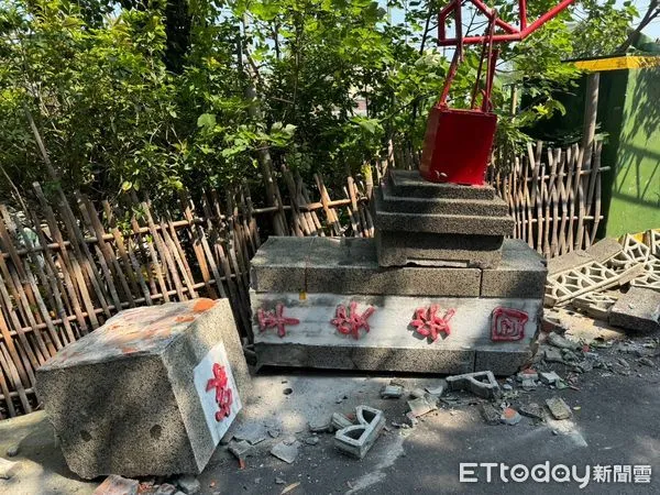 ▲雲林虎尾車禍事故波及建國眷村入口牌樓，造成牌樓門柱斷裂毀損。（圖／記者蔡佩旻翻攝）