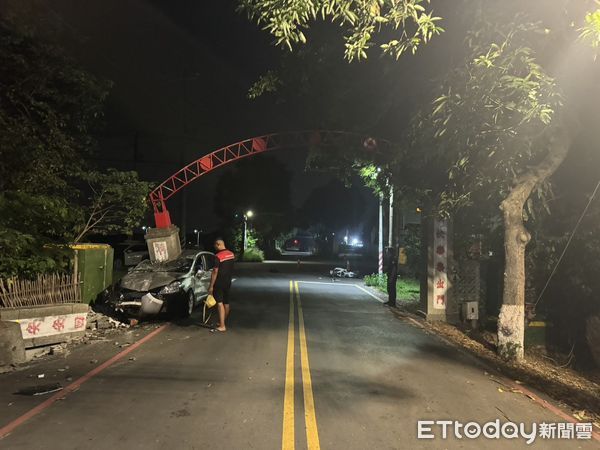 ▲雲林虎尾車禍事故波及建國眷村入口牌樓，造成牌樓門柱斷裂毀損。（圖／記者蔡佩旻翻攝）