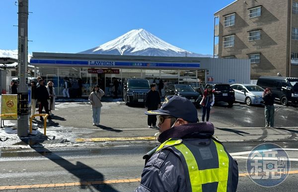 河口湖站前的Lawson吸引不少來拍和富士山的合照的遊客，但不少遊客違反規定造成當地居民困擾。