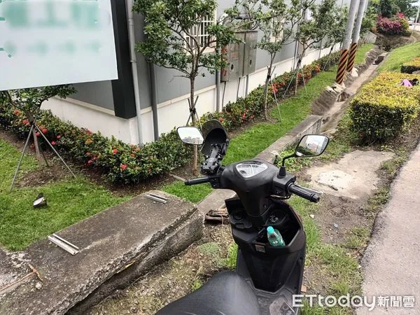 ▲▼母女雙載自撞，女兒墜一米五深花圃受傷送醫             。（圖／記者陳以昇翻攝）