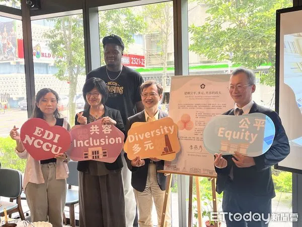 ▲▼政大校長李蔡彥領銜發布「EDI」策略宣言，將從七大面向建構多元包容校園。（圖／記者許敏溶攝）