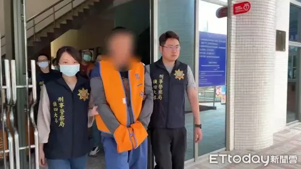 ▲刑事局破獲高雄地方角頭蚵仔寮茶行逮捕蔡姓角頭並查扣匾額及鋁棒等兇器。（圖／記者張君豪翻攝）