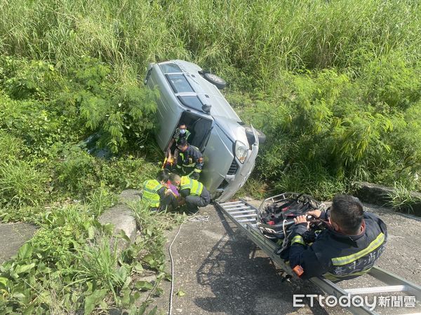 ▲▼休旅車疑自撞滾落5公尺深的河邊，駕駛意識不清全身擦挫傷。（圖／民眾提供，下同）