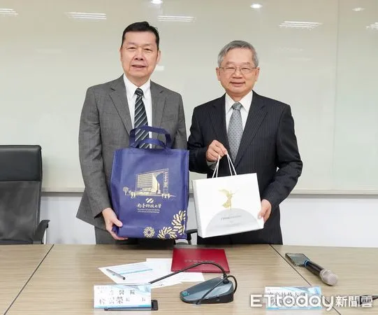 ▲奇美醫院與南台科技大學，2日簽署合作備忘錄，正式在南台科技大學成立「高階智慧生醫聯合研究中心」。（圖／記者林東良翻攝，下同）