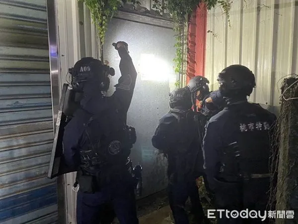 ▲天九牌賭場隱藏家具行旁，警方破門攻堅。（圖／中壢警分局提供，下同）