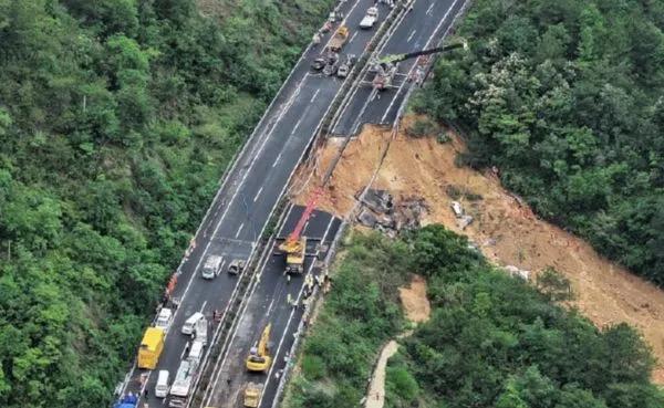 ▲▼廣東高速坍方增至48死　省委書記、省長「面向災區三鞠躬」。（圖／翻攝CCTV）