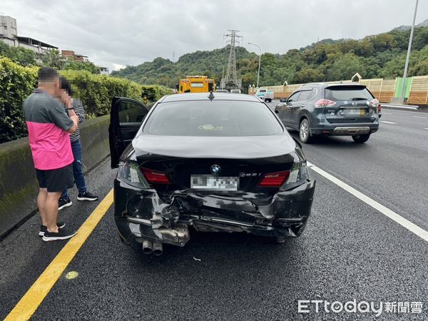 ▲▼國道3號北上內側車道發生奧迪追撞BMW事故。（圖／記者陸運陞翻攝）