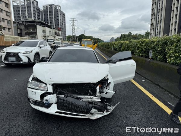 ▲▼國道3號北上內側車道發生奧迪追撞BMW事故。（圖／記者陸運陞翻攝）