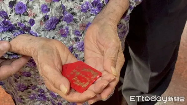 ▲黃坐阿嬤祈求平安符預祝賴清德就職國安民樂             。（圖／鍾佳濱服務處提供，下同）