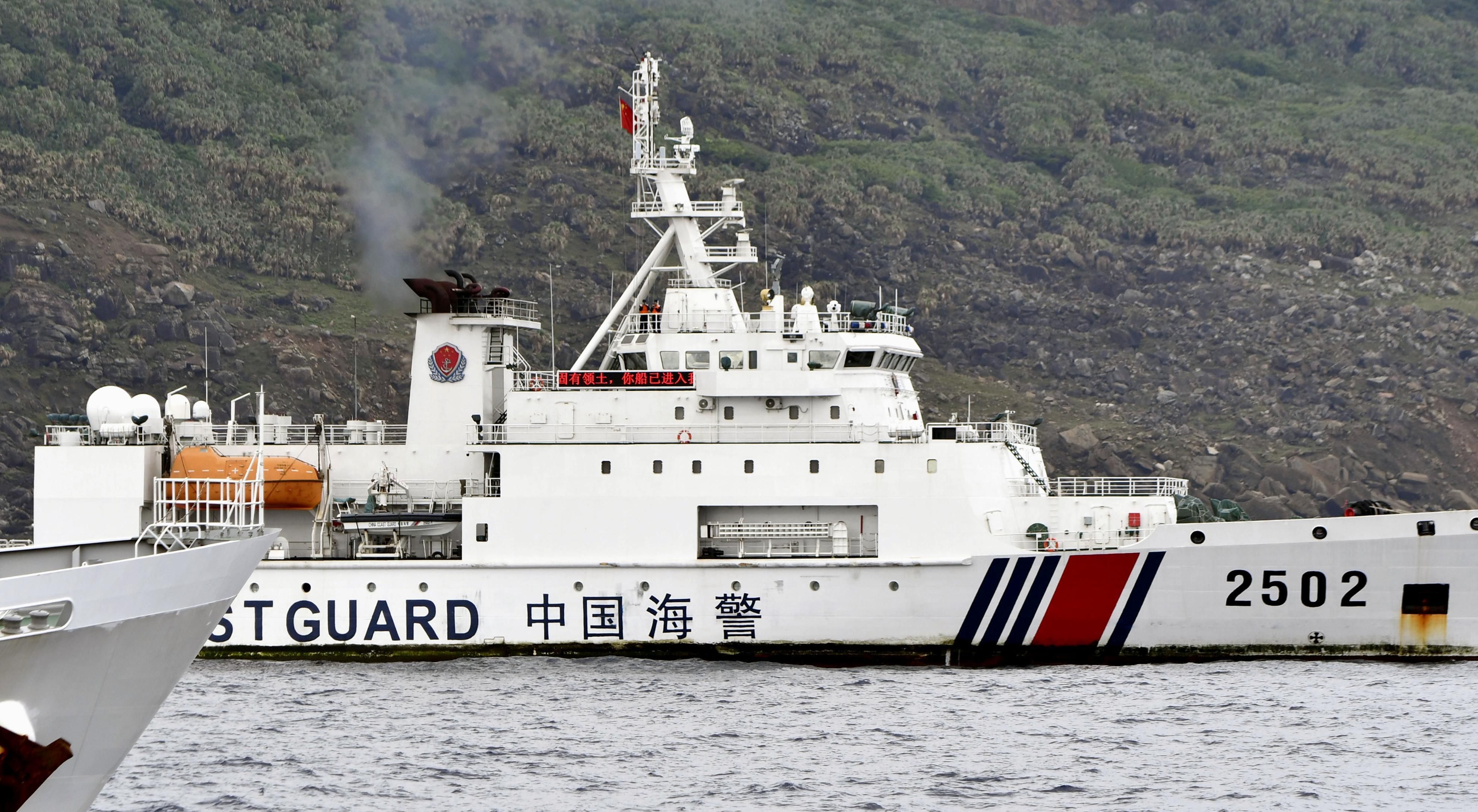▲▼中國海警船今年4月27日在日本實際控制的尖閣諸島附近出沒，中國聲稱擁有主權。（圖／達志影像）