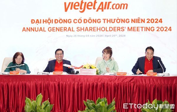 ▲越捷航空2024年股東大會由董事長阮氏芳邵(右二)主持。（圖越捷提供）