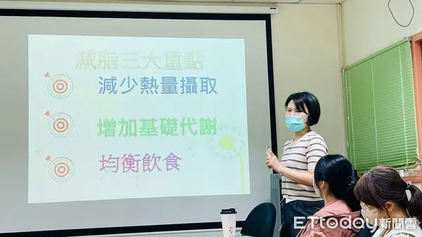 ▲▼玉里醫院何凱蓉營養師在課程中表示：「『減脂』除了健康考量，另一方面也需要養肌肉而達到雕塑體態。（圖／玉里醫院提供，下同）