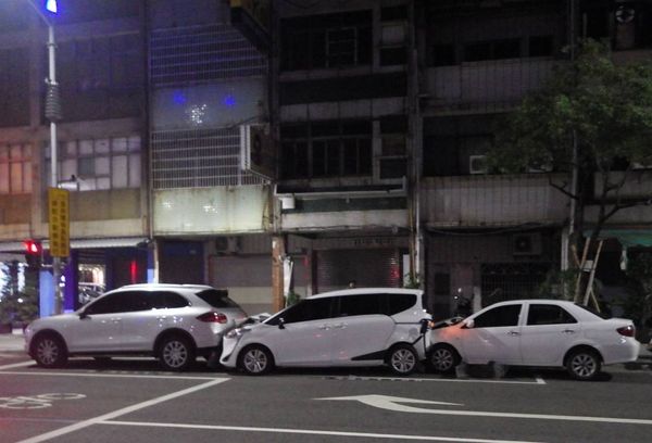 ▲▼高雄深夜連環撞車禍！白車衝撞路邊2車+1機車，1人受傷送醫。（圖／記者賴文萱翻攝）