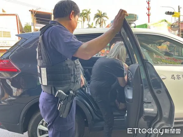 ▲東港警分局南州分駐所警員王志明、吳怡蓉載阿嬤返家             。（圖／記者陳崑福翻攝）