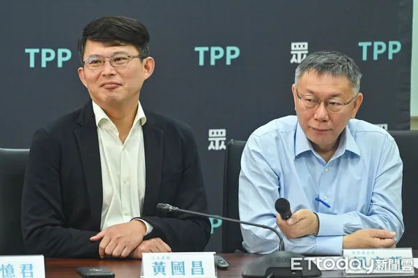 ▲▼立委黃國昌(左)陪同民眾黨主席柯文哲(右)受訪。（圖／記者李毓康攝）