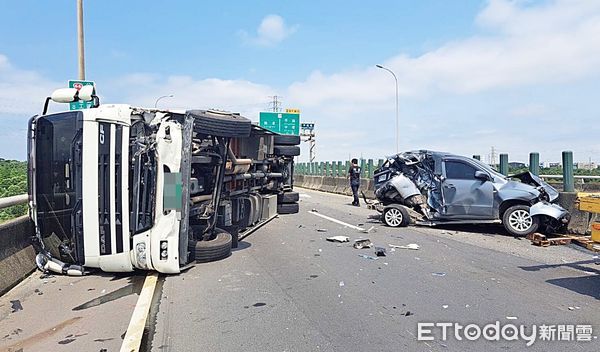 ▲台66線大溪段東向26.6K處今天上午發生大貨車與5輛轎車連環事故，現場仍處理中。（圖／記者沈繼昌翻攝）