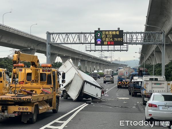 ▲▼國道1號北向54.7K、桃園路段事故。（圖／記者沈繼昌翻攝）