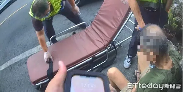 ▲內埔警分局內埔派出所員警會同消防人員將楊男送醫           。（圖／記者陳崑福翻攝）