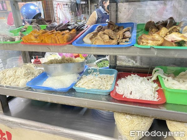 ▲▼麵攤,小吃店,滷味,小菜,麵條,油麵,米粉,粄條,豆干,海帶,豬耳朵,豬頭皮。（示意圖／記者鄺郁庭攝）*負面新聞請斟酌