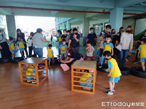 ▲台南市消防局第五大隊文賢分隊，結合仁德幼兒園全園師生、教職員及幼生家長員工，在母親節前夕，共同舉辦親子共學防災消防體驗活動。（圖／記者林東良翻攝，下同）