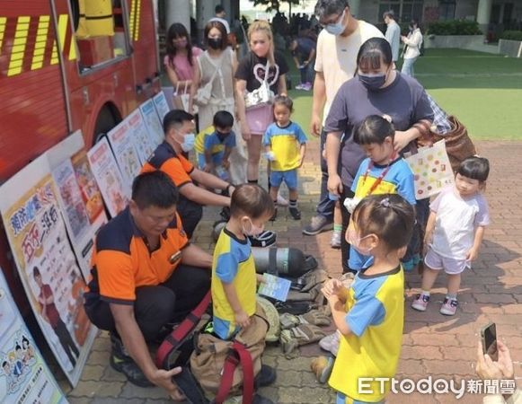 ▲台南市消防局第五大隊文賢分隊，結合仁德幼兒園全園師生、教職員及幼生家長員工，在母親節前夕，共同舉辦親子共學防災消防體驗活動。（圖／記者林東良翻攝，下同）