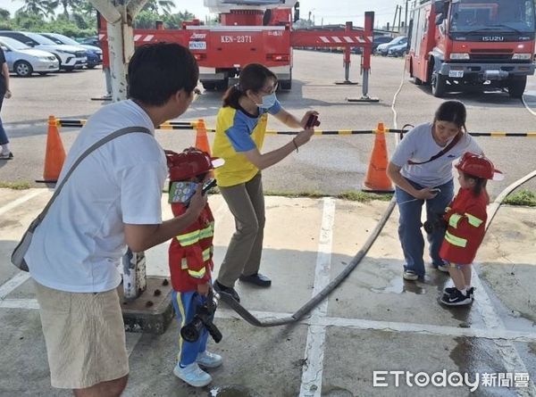 ▲台南市消防局第五大隊文賢分隊，結合仁德幼兒園全園師生、教職員及幼生家長員工，在母親節前夕，共同舉辦親子共學防災消防體驗活動。（圖／記者林東良翻攝，下同）