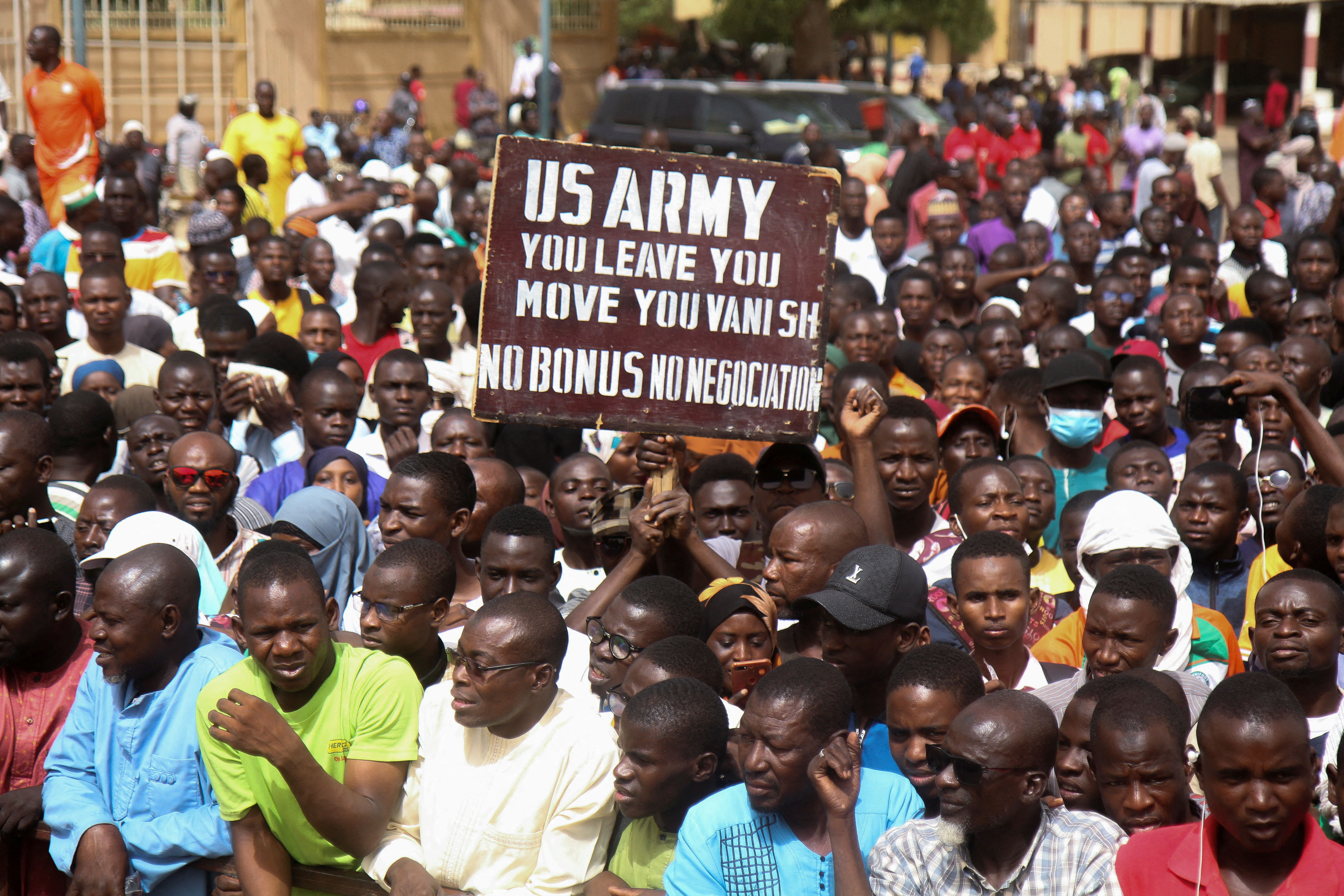 ▲▼  尼日民眾2024年4月13日上街示威，抗議美軍。（圖／路透）